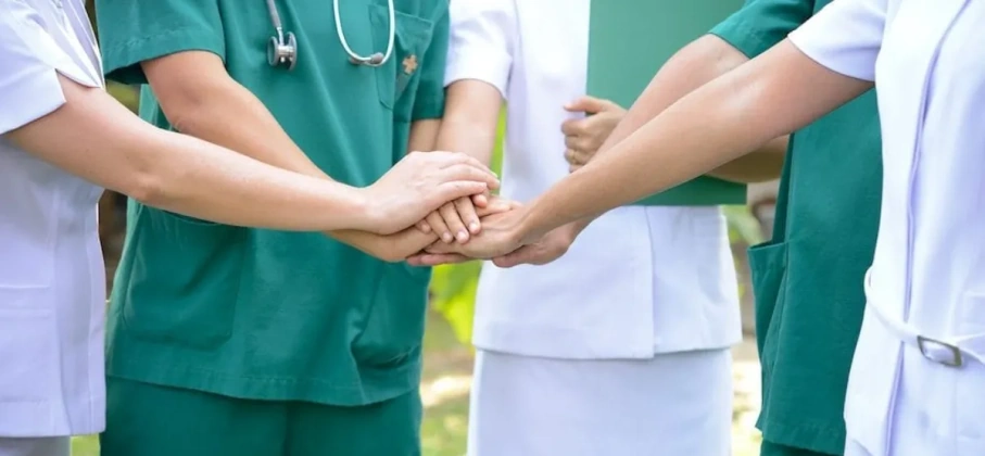 Групи рівних для допомоги медичним працівникам у роботі з пацієнтами та запобіганню професійного вигорання почали діяти у п’яти громадах Дніпропетровщини